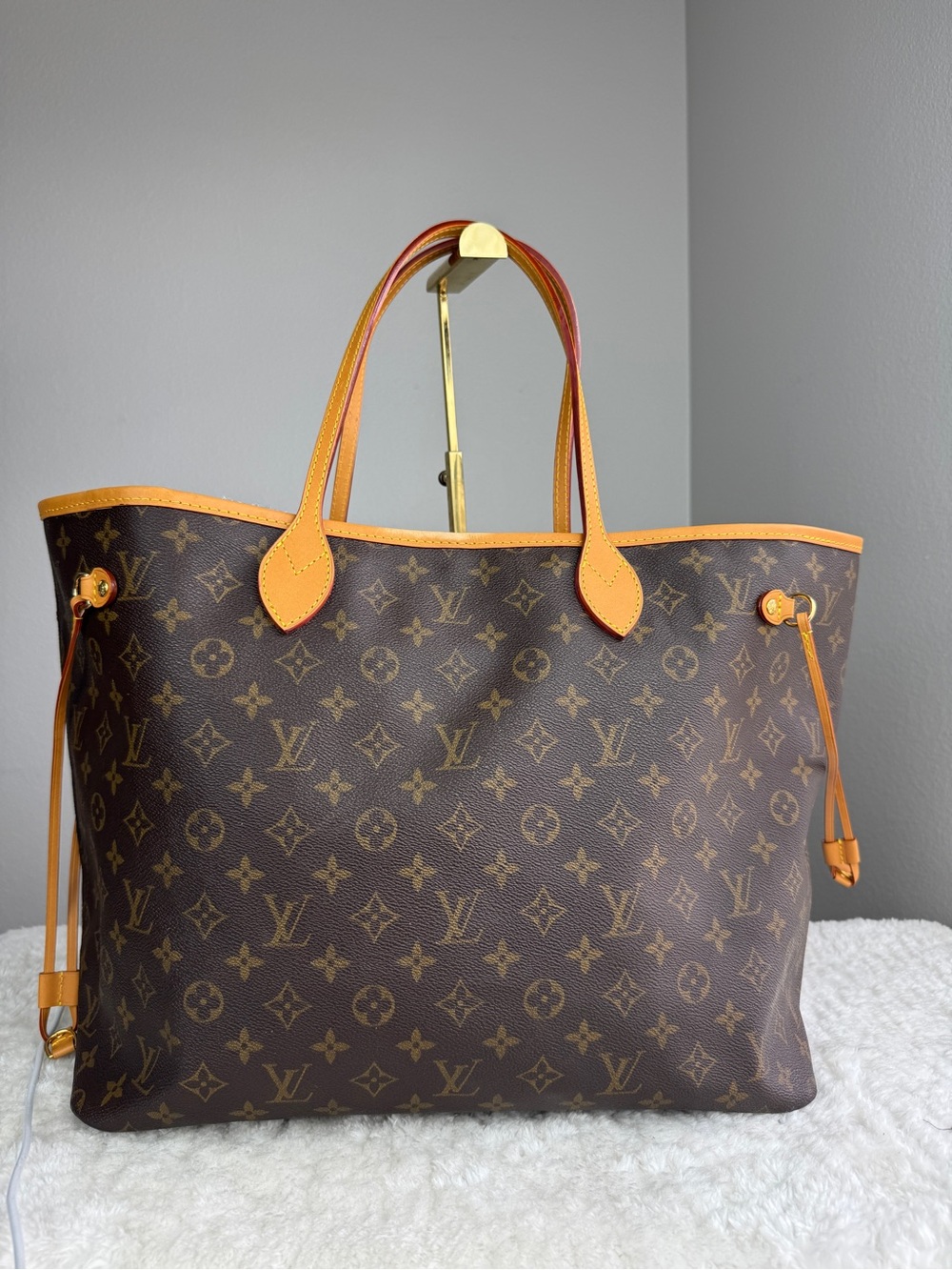 Louis Vuitton GM Monogram Canvas Neverfull Tote in Brown/Gold Trim